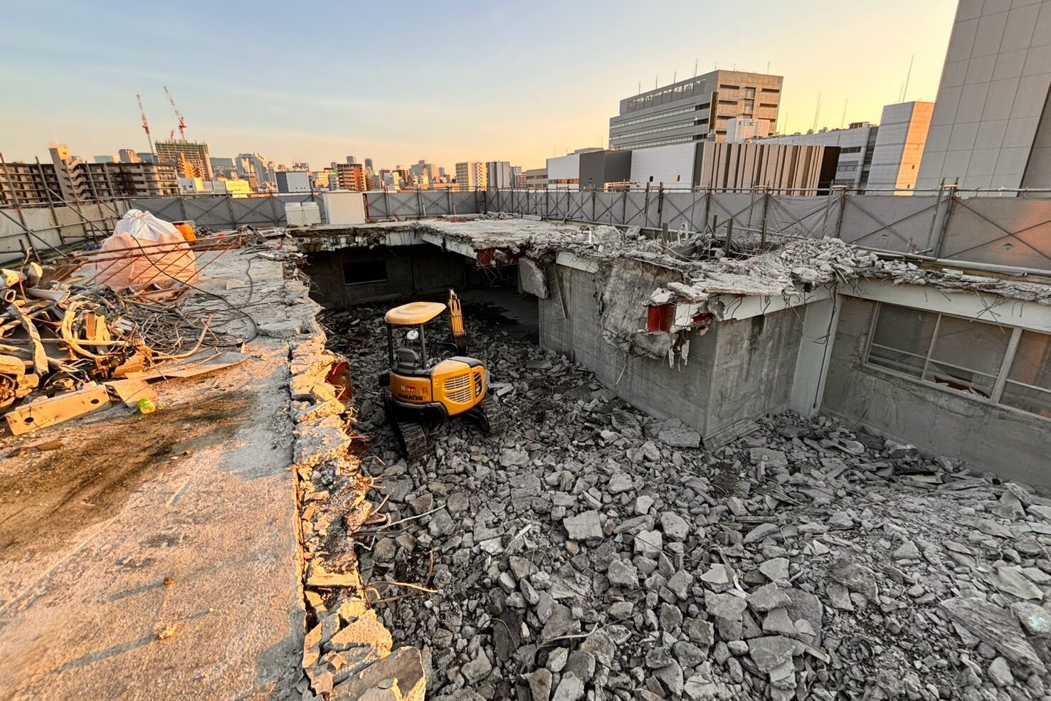 LINE_ALBUM_大阪市RC造5階建解体工事_260901_6